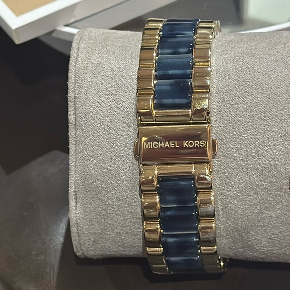 Authentic Michael Kors Bradshaw, Model MK 6268, Beautiful 2-Tone Chronograph - Picture 13 of 13